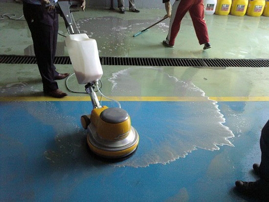 Vệ Sinh Sàn Sơn Epoxy: Khác Biệt Giữa Làm Sạch Thông Thường và Chuyên Sâu